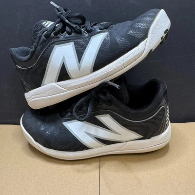 Kids New Balance Youth 4040V7 橡胶模制棒球钉黑色白色 1 码 — 第 1/4 张图片