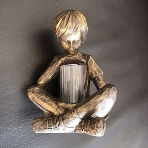 Glimpses Of God/Mysterious Boy Statue LED-Licht (Batterien nicht enthalten) Brandneu mit Etikett - Bild 1 von 4