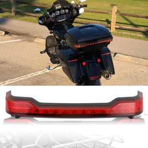 Luz trasera de freno de giro LED de lente roja para Harley Road Glide King Tour Pack Pak 14+ - Imagen 1 de 17