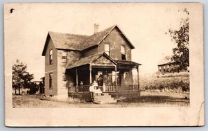 RPPC Folk Victorian Home w/Fancy Porch~Eddie, Clarence, Mildred & May~c1912 - Imagen 1 de 2