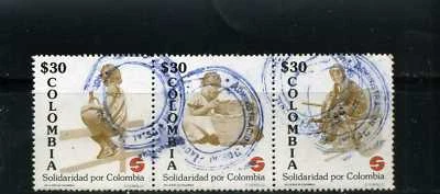 NIÑA SENTADA EN CERCA, NIÑA, CESTA,-NIÑO, CARRETILLA tira de 3 COLOMBIA,-  Foto 1 de 2