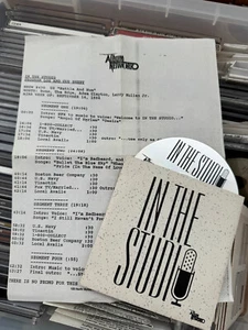 U2 : CD IN THE STUDIO - RATTLE AND HUM - SEPTEMBER 16, 1996 - Bild 1 von 2