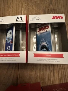 LOT 2 Hallmark Christmas Ornament Movie JAWS & ET MINI VHS tape NON WORKING 2022 - Bild 1 von 3