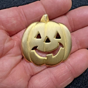 Broche prendedor vintage Paquette Jack-O-Lantern calabaza cepillado tono dorado firmado - Imagen 1 de 4