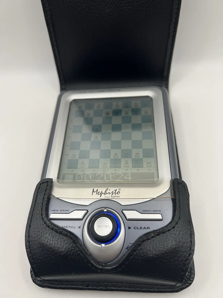 Computadora de ajedrez de bolsillo Mephisto Saitek Maestro estuche original y lápiz óptico Foto 1 de 4