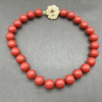 Collar Grueso Rojo Cuentas Facetadas Cuentas Redondas Crema Flor Cierre Declaración Foto 1 de 4