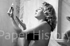 Parfum artistique femme nue dans la salle de bain maquillage vintage 4x6 photo réimpression
