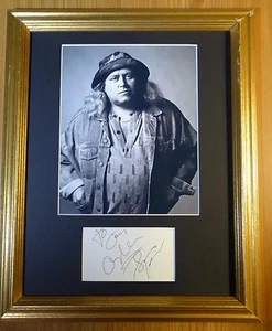 SAM KINESON LEGGENDARIO COMICO DECEDUTO RARO AUTOGRAFATO 3x5 FIRMATO con COA - Foto 1 di 3
