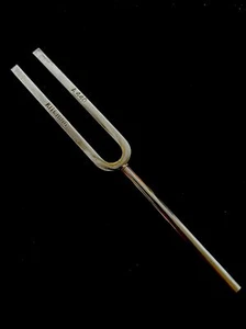 Vintage Tuning Fork A440 B.F. Kitching & Co - Picture 1 of 3