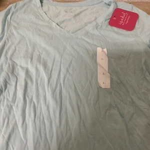 ๐ Maternity Short Sleeve V-Neck Side Shirred T-Shirt Ingrid & Isabel - BLUE L - Picture 1 of 4