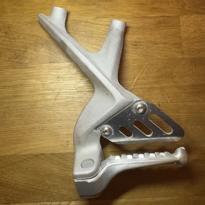 Soporte reposapiés izquierdo Aprilia RSV4 RR RF Tuono 1100 pasajeros Foto 1 de 4