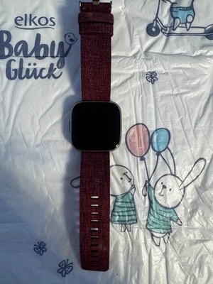 FitBit Versa 2 Smartwatch Uni Stein-Grau, gebraucht, ohne Originalarmband - Bild 1 von 4