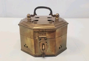 Scatola cricket vintage ottone bigiotteria coperchio chiuso manico cuori ottagonali India  - Foto 1 di 7