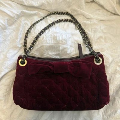 Bolso MOSCHINO Vintage Borgoña Terciopelo con Correa de Cadena Dorada. Foto 1 de 4