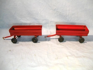 2 International Red Flare Side Farm Wagons 1/32 - Bild 1 von 8