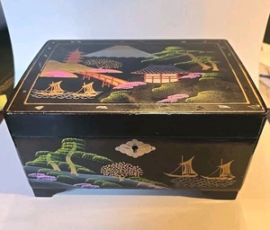 Music box portagioie vintage MCM Japan lacca nera, dipinto a mano, con alcuni gioielli  - Foto 1 di 11