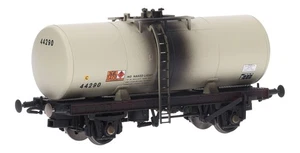 1154 Heljan OO 4 Wheel A Tank Wagon 44290 Esso Silver - Weathered (Pre-Owned) - Picture 1 of 1