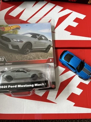 Mustang Mach 1 Hot Wheels Premium 1:43 gris sin abrir y azul abierto Mach 1 Foto 1 de 4