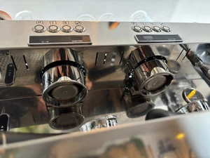 Rocket R9 2-Gruppig Espresso Maschine AB OKTOBER 2025 zu verkaufen - Bild 1 von 9