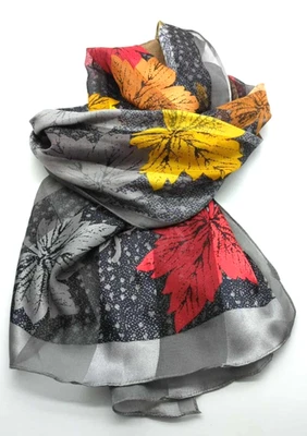 Bufanda con acento rectangular negra con hojas rojas, naranjas, amarillas y grises 52x13,5" Foto 1 de 4