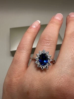 Anillo con racimo de zafiro azul diamantes cultivados en laboratorio de 2,23 quilates de oro blanco de 9 quilates LGSL103 Foto 1 de 4
