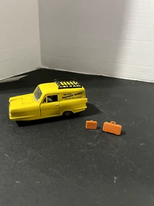 Trotters Independent Trading Co Auto mit zwei Koffern Corgi Auto - Bild 1 von 11