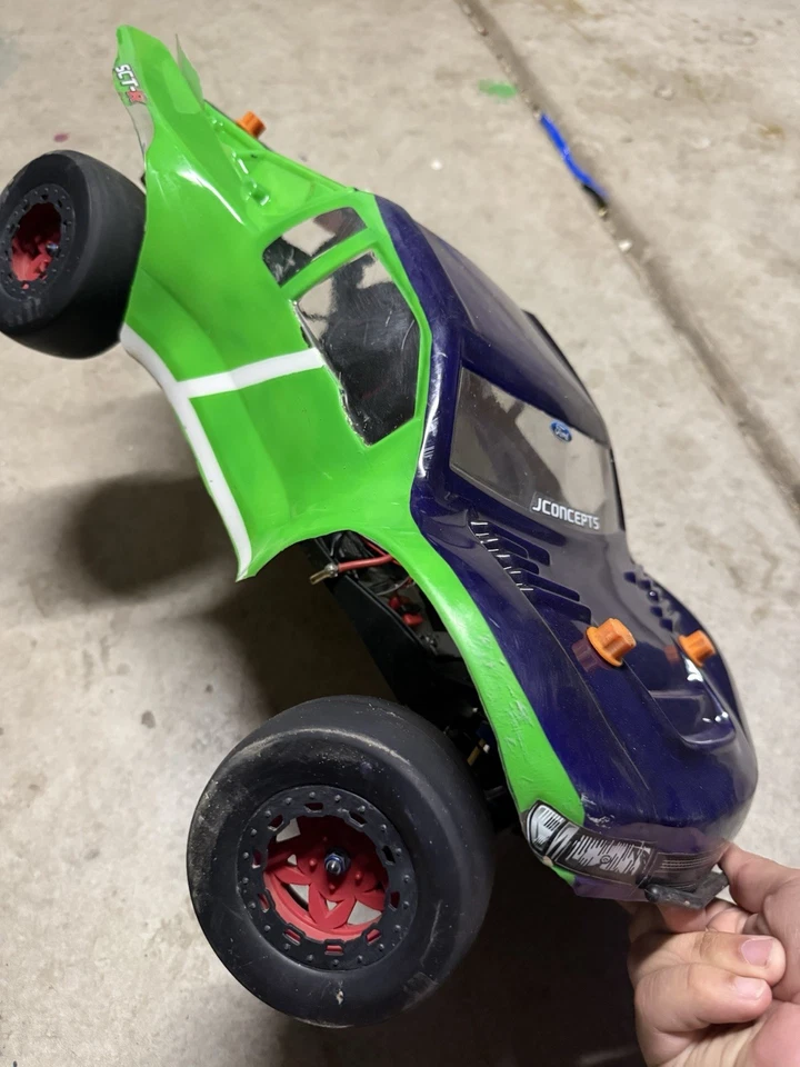 Camión Team Associated RC10 todo terreno escala 1/10 2x2 recorrido corto Sc6.4 Foto 1 de 3