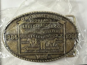Fibbia per cintura in ottone Levis Strauss & Co 1986 100° anniversario edizione limitata rara - Foto 1 di 8