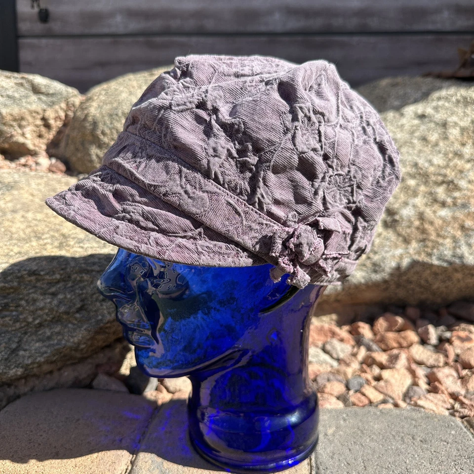 Sombrero Anthropologie Grace Sombreros Cabbie Newsboy Gris Púrpura Flor Aplique Foto 1 de 4
