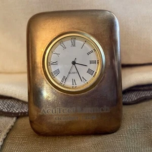 "RELOJ DE ESCRITORIO pisapapeles 1998 AcuTech cuarzo/batería nueva~tono dorado-hecho por ""AITG"" - Imagen 1 de 11