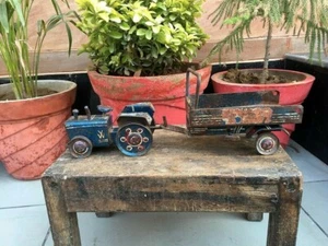 Antiguo mini tractor de hierro con carro figura juguete para decoración de niños - Imagen 1 de 12