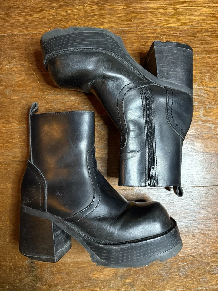 Vintage Y2K Steve Madden Spin Platform Boot Size 6 Black Leather - Image 1 of 4