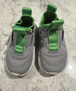 Nike Kleinkind Turnschuhe Gr. 6C, grau und lindgrün CW7430-007 - Bild 1 von 4