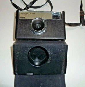KODAK INSTAMATIC 133 COMPACT POINT & SHOOT FILM CAMERA - Picture 1 of 3