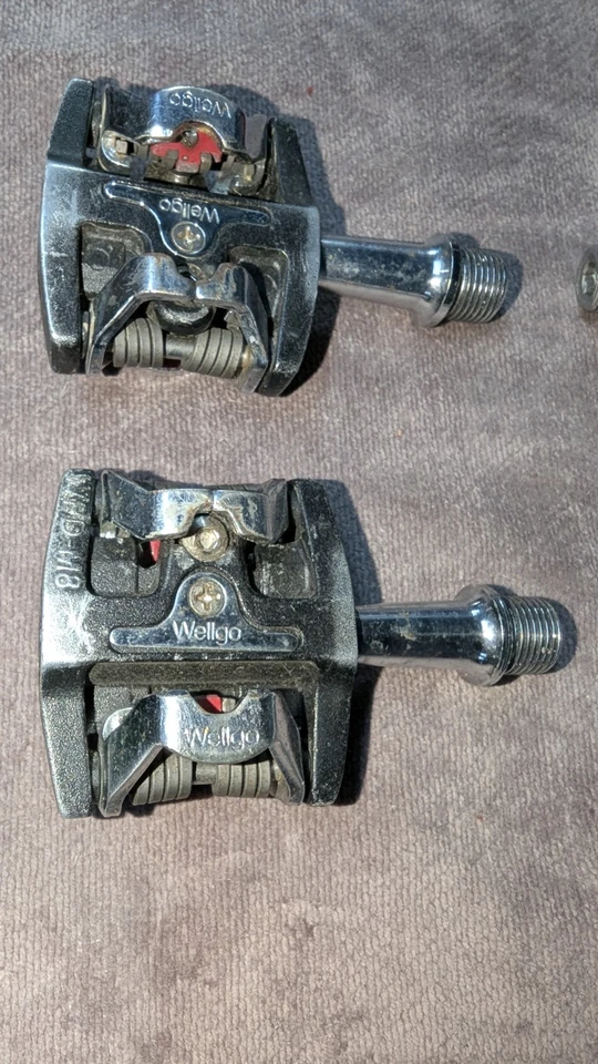 2 pares de pedales de bicicleta de montaña sin clip de doble cara plateados y negros Foto 1 de 3