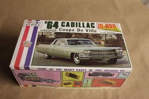 Johan 1/25 '64 Cadillac Coupe De Ville Hardtop MODELLO KIT COMPLETO NUOVO VECCHIO MAGAZZINO - Foto 1 di 9