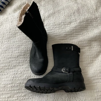 UGG sheepskin women`s size  5.5 black boots shoes - Image 1 of 4