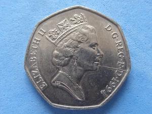 318) Gran Bretaña 50 peniques día D 1994 error de flan línea elevada £6,50 - Imagen 1 de 2