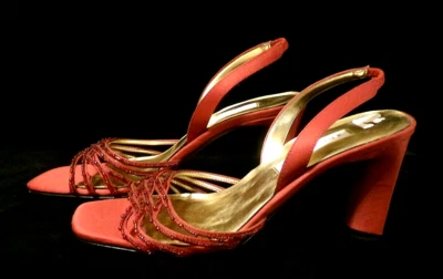 TACONES ANN MARINO ROJO SATINADO CON DEDOS ABIERTOS y BONITOS ABALORIOS - 8M Foto 1 de 4