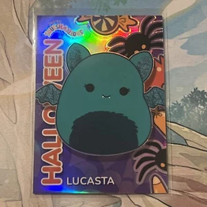 Lucasta - Squishmallows Serie 1 - HALLOWEEN CHROME PRIZM - #10 - 2024 PANINI - Foto 1 di 2
