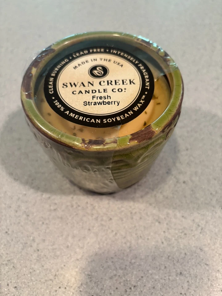 SELLADO - Swan Creek Candle Company, 9 oz. Vela de cerámica - fresa fresca Foto 1 de 3