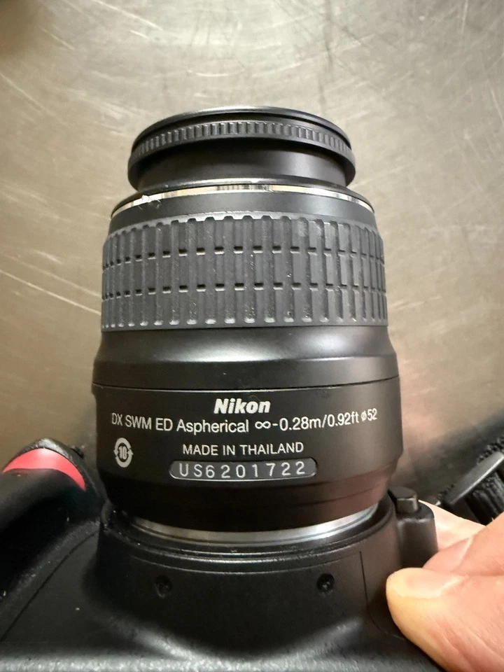 Lente de zoom Nikon AF-S DX Nikkor 18-55mm f/3.5-5.6G Ed com tampa frontal - Imagem 1 de 1