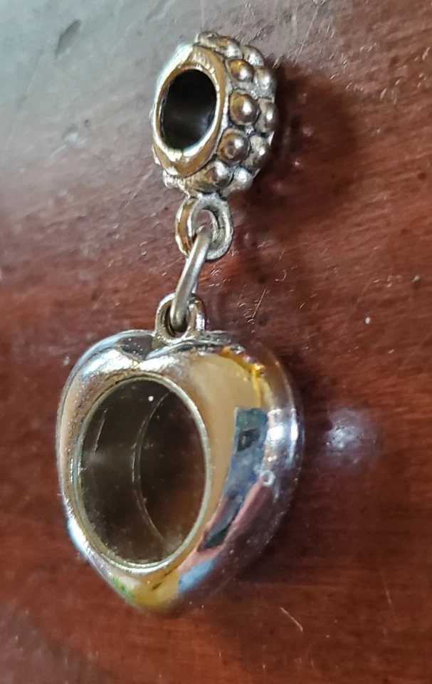 Colgante con dije medallón corazón plata PANDORA vintage - exhibición de ventana y apertura Foto 1 de 1