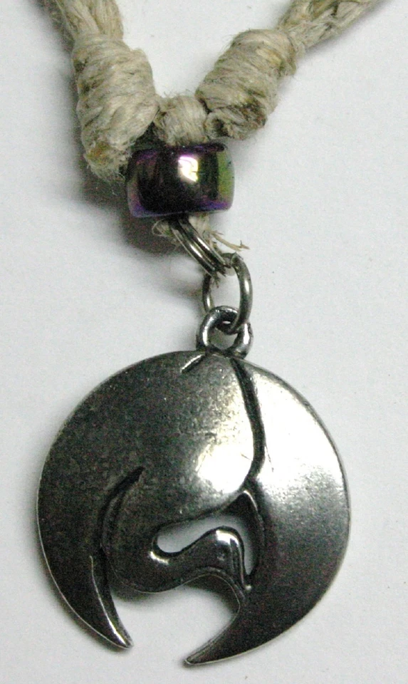 Colgante CARE - Grúa, grande (sobre cordón de cáñamo) - representa la paz y la amistad Foto 1 de 1