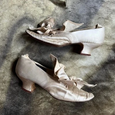 缎面奶油色拖鞋鞋新娘 Alfred j cammeyer 1890 年代 - 1920 年代 — 第 1/4 张图片