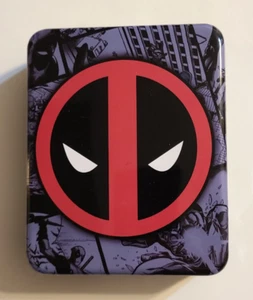 Cartera Bioworld Marvel Deadpool Logo Cara Imitación Cuero Doble Plegable en Estaño, NUEVA - Imagen 1 de 4