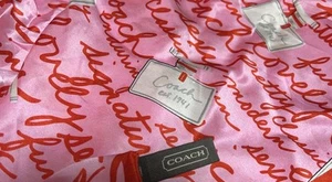 Coach Damen 100 % Seide, rosa Parfüm Flaschen Schal 27” quadratisch - Bild 1 von 3