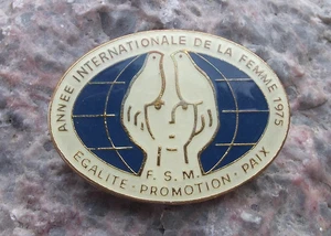 1975 FSM International Year of the Woman Women's Celebration Dove Pin Badge - Picture 1 of 4