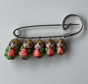 Vintage Matryoshka Brooch Pin Russian Folk Art Hand Painted Wood Nesting  Dolls - Bild 1 von 8
