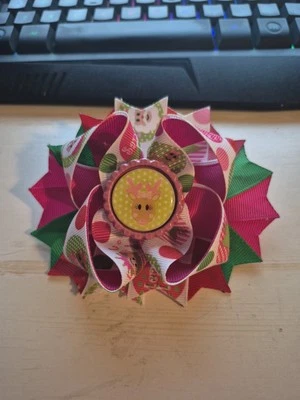 Lazo de pelo de Navidad centro de reno rosa, verde y rojo 5" con pasador Foto 1 de 4